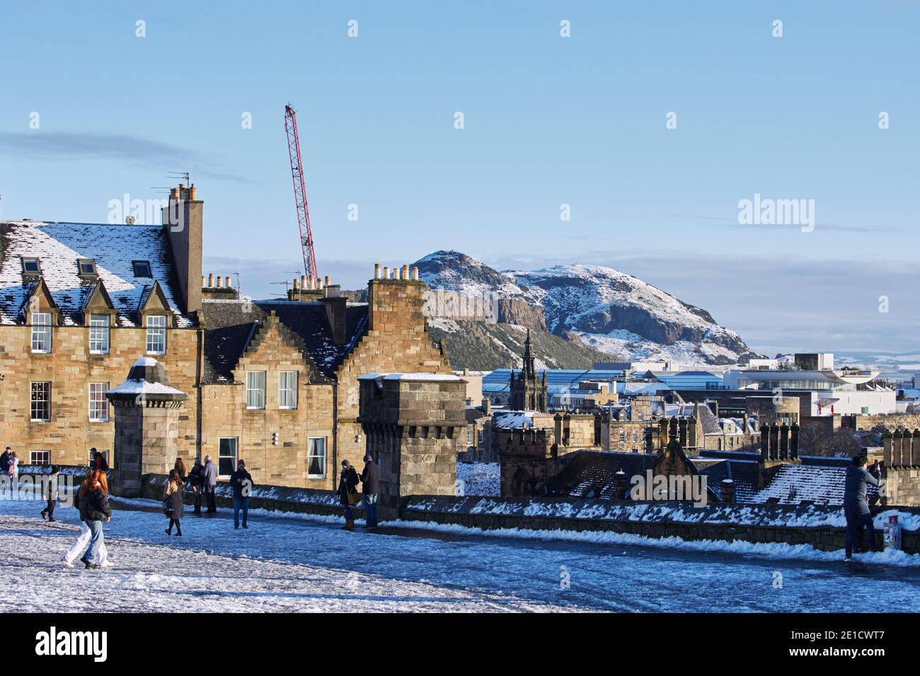 Blick in Richtung Arthurs Seat Hill und Salisbury Crags in Edinburgh. Großbritannien Januar 2020. Winterschnee. Stockfoto