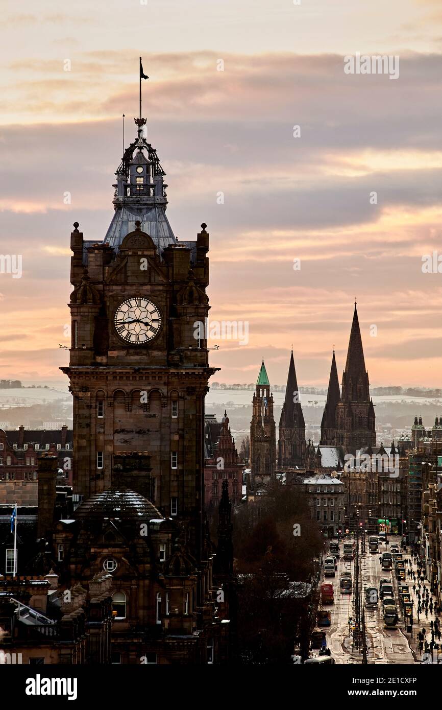 Winterschnee, Blick vom Calton Hill Edinburgh auf das Stadtzentrum und den Uhrenturm des Balmoral Hotels. Stockfoto