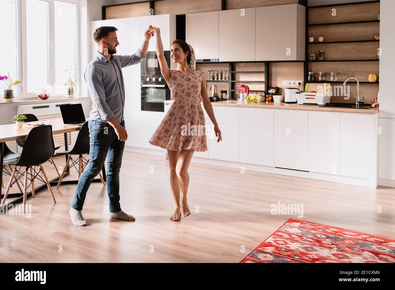 Happy Young Couple tanzen zu Hause in der modernen Leben, Beste Wochenende Aktivitäten für Liebhaber Stockfoto