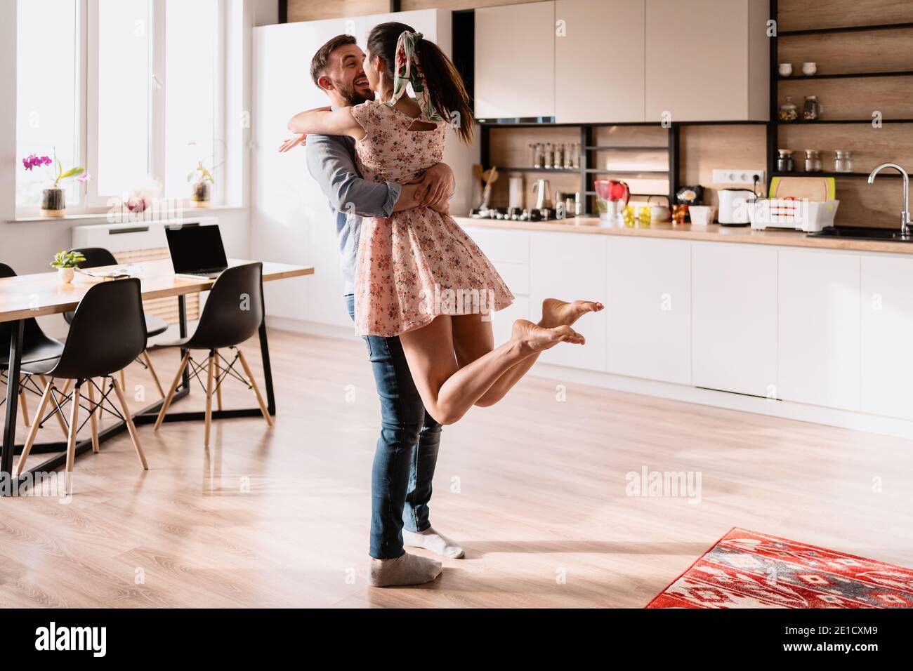 Happy Young Couple tanzen zu Hause in der modernen Leben, Beste Wochenende Aktivitäten für Liebhaber Stockfoto