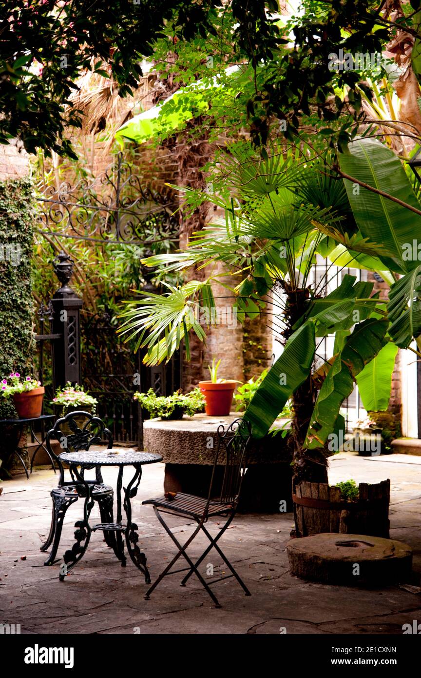 Tisch und Stühle im Vorder- oder Hinterhof, Charleston, South Carolina, USA Stockfoto