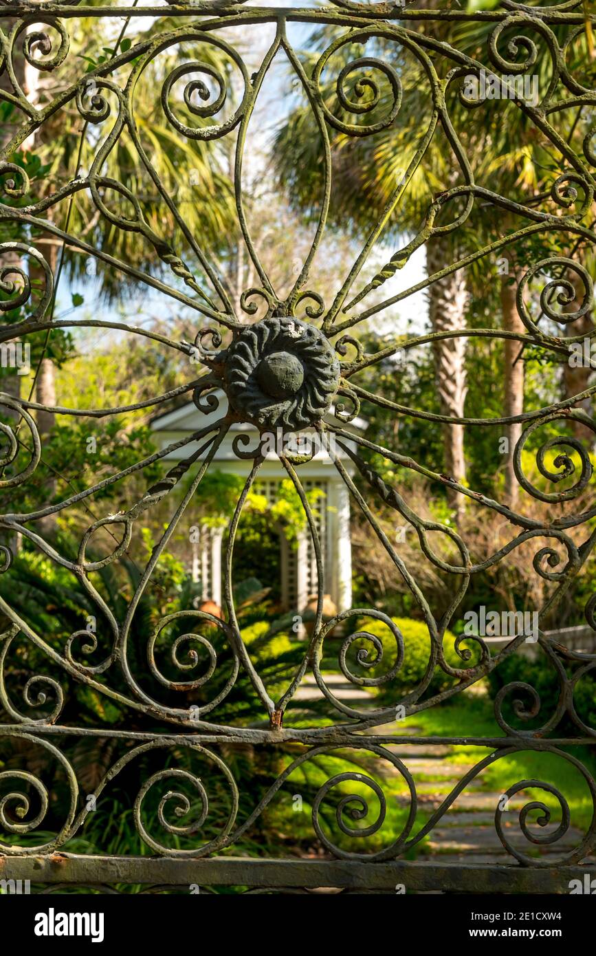 Kunstvolles Tor vor dem Hof, Charleston, South Carolina, USA Stockfoto
