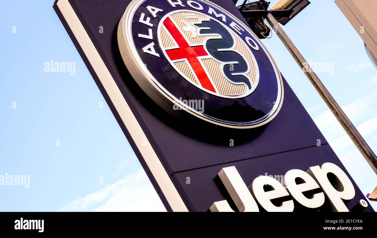 London UK, Januar 06 2021, Luxuswagenhersteller Corporate Log oder Branding für italienische Alfa Romeo und amerikanische Jeep Fahrzeuge Stockfoto