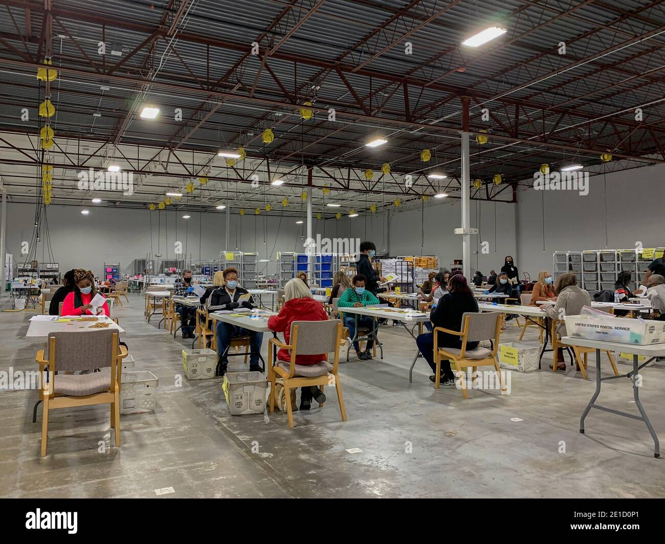 Lawrenceville, Georgia, USA. Januar 2021. Wahlhelfer verarbeiten Mail-in abwesenden Stimmzettel bei Gwinnett County Wähler Registrierung und Wahlen. Quelle: Sue Dorfman/ZUMA Wire/Alamy Live News Stockfoto