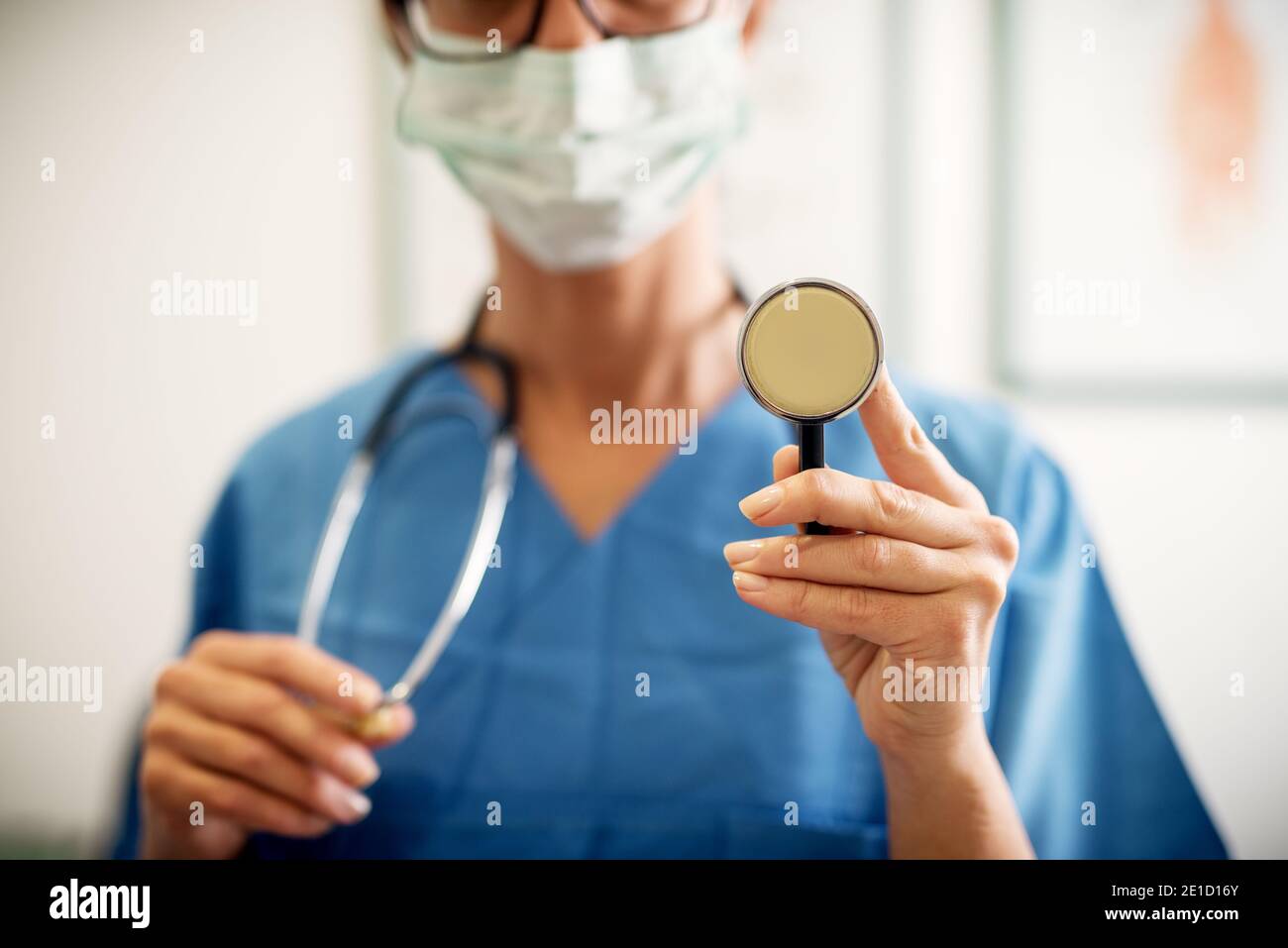 Nahaufnahme einer professionellen Krankenschwester mit Schutzmaske, die das Stethoskop vor der Kamera hält. Stockfoto