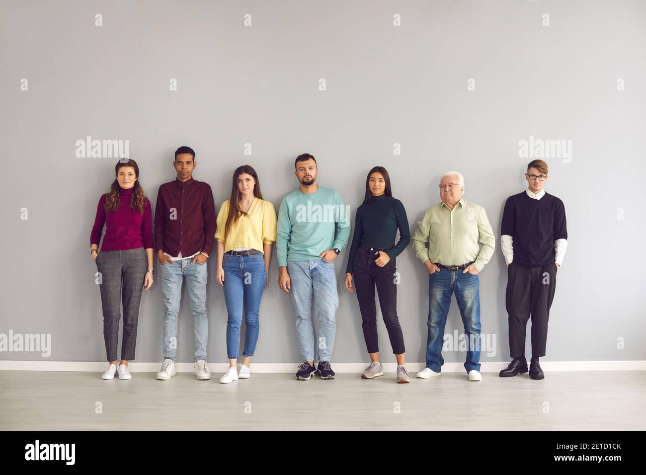 Ein Team von Startups, bestehend aus Menschen unterschiedlichen Alters und Nationalitäten, steht in einer Reihe. Stockfoto