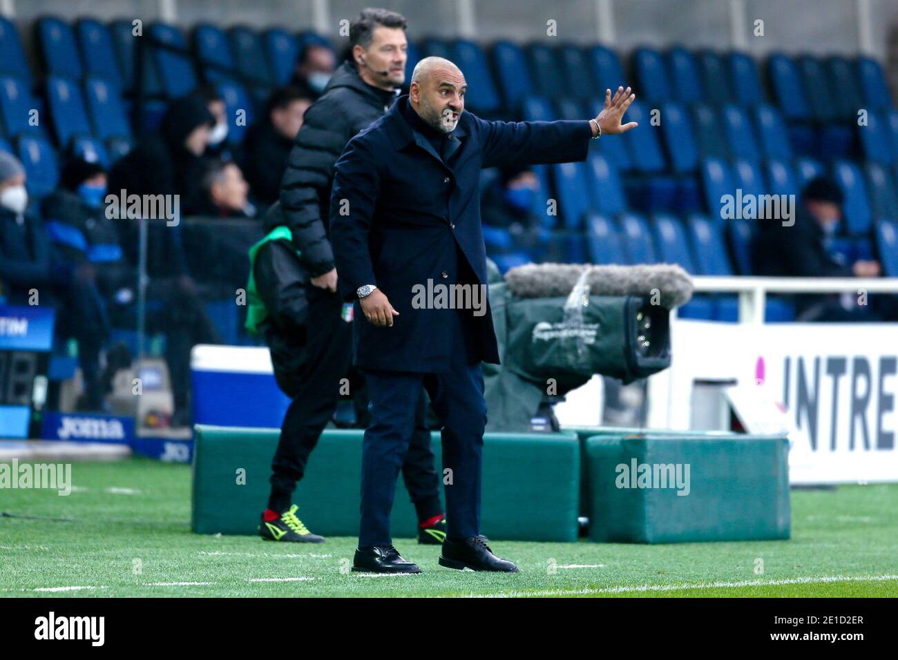 BERGAMO, ITALIEN - 6. JANUAR: Trainer Fabio Liverani während der Serie A Spiel zwischen Atalanta Bergamo und Parma Calcio im Stadio Atleti Azzurri d'Italia Stockfoto