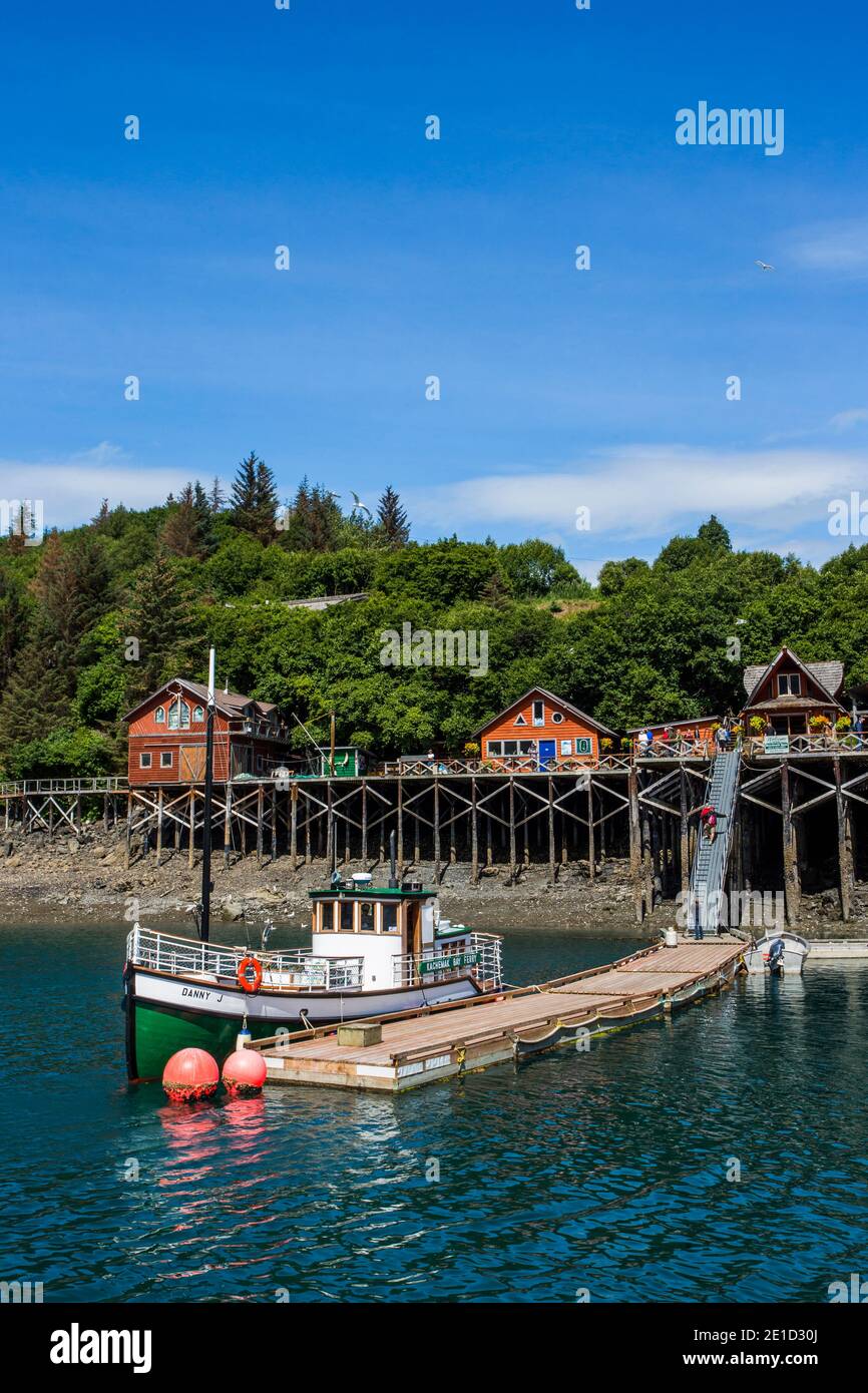 Ein kleines Boot liegt in den ruhigen Gewässern von Halibut Cove, Alaska. Stockfoto