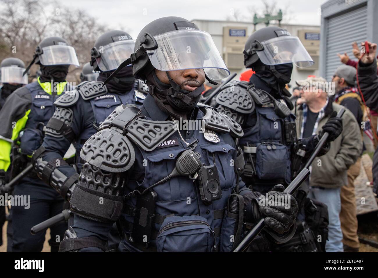 Washington, USA, 06. Januar 2021. Anhänger von Präsident Donald J. Trump brechen Capitol Hill während der Bescheinigung der Wahl des Wahlkollegs. Stockfoto