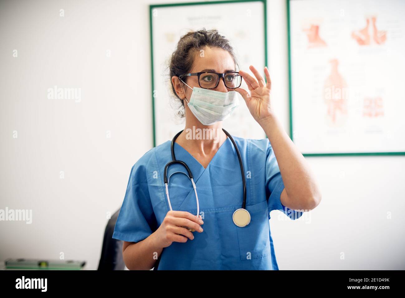 Portrait einer professionellen Krankenschwester mit Schutzmaske, die sich auf eine neue Untersuchung vorbereitet. Stockfoto