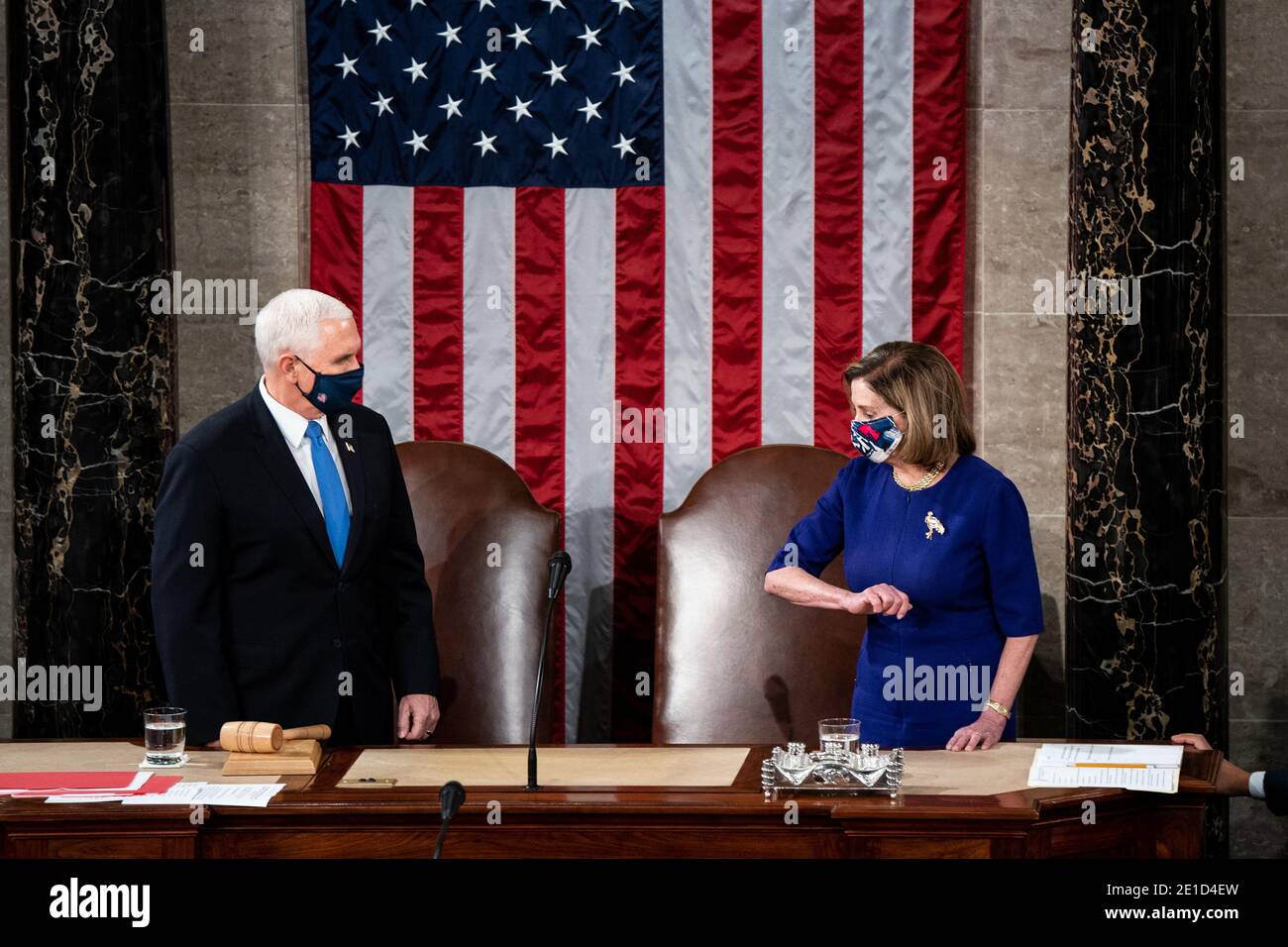 Washington, Vereinigte Staaten Von Amerika. Januar 2021. House Speaker Nancy Pelosi streckt sich aus, um Vice President Mike Pence zu begrüßen, auf den er nicht reagierte, bevor sie einer gemeinsamen Kongresssitzung vorstehen, um die Wahlkollegialergebnisse 2020 auf dem Capitol Hill in Washington, DC am 6. Januar 2020 zu zertifizieren.Quelle: Erin Schaff/Pool via CNP Quelle: dpa/Alamy Live News Stockfoto