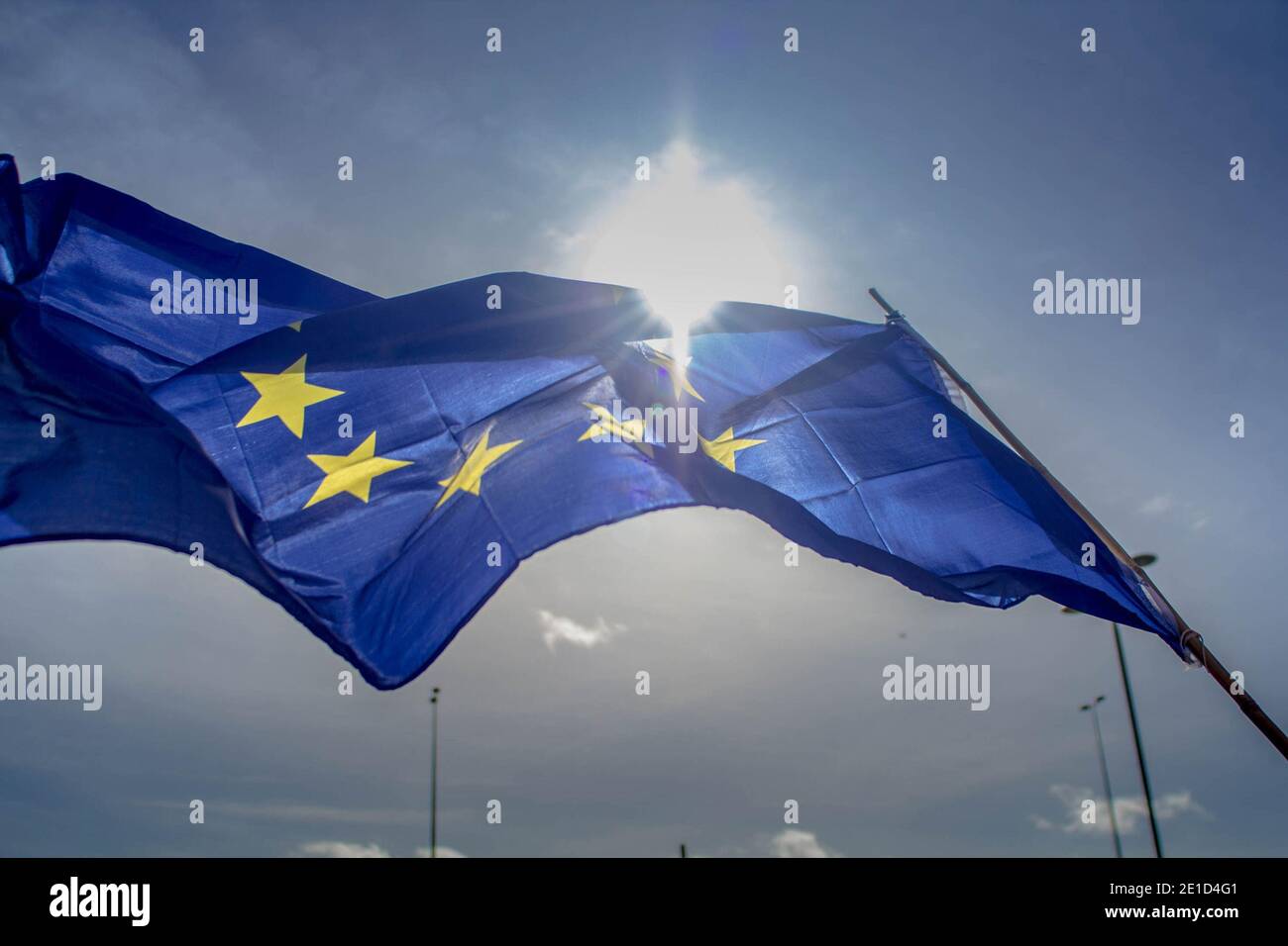 EU-Befürworter versammeln sich auf dem Baltic Square in Gateshead, um ihre Solidarität mit den EU-Bürgern zum Protest gegen das Brexit-Gesetz zu zeigen. Bei der Kampagne, einer Beerdigung der britischen EU-Mitgliedschaft, ging es darum, Bewusstsein zu schaffen, Solidarität zu zeigen und immense Traurigkeit zum Ausdruck zu bringen. Nachdem Großbritannien die Europäische Union am 31. Dezember 2020 verlassen hat, setzt sich die Gruppe, die als Nordost für Europa organisiert wurde, für einen Rücktritt ein. 14. März 2017, Baltic Square, Gateshead, Großbritannien. Stockfoto