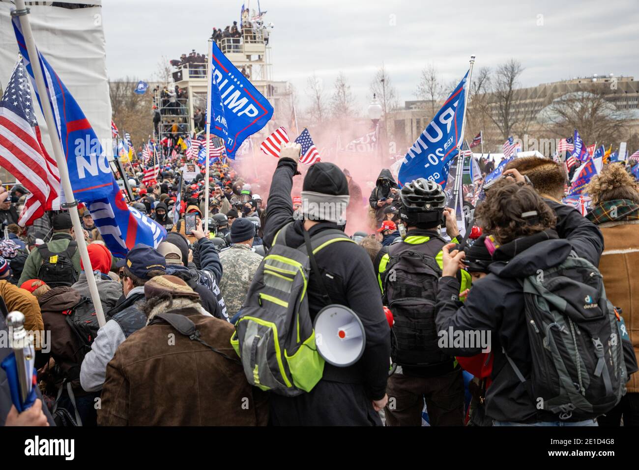 Washington, USA, 06. Januar 2021. Anhänger von Präsident Donald J. Trump brechen Capitol Hill während der Bescheinigung der Wahl des Wahlkollegs. Stockfoto