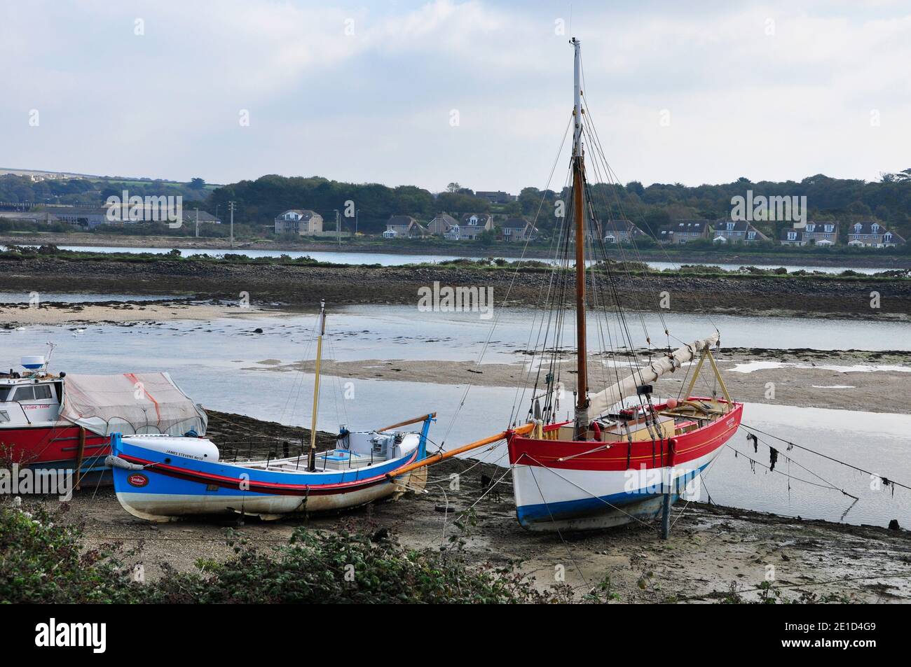 Boote wurden für den Winter auf den Matten gezogen Die Hayle-Mündung in Cornwall.UK Stockfoto