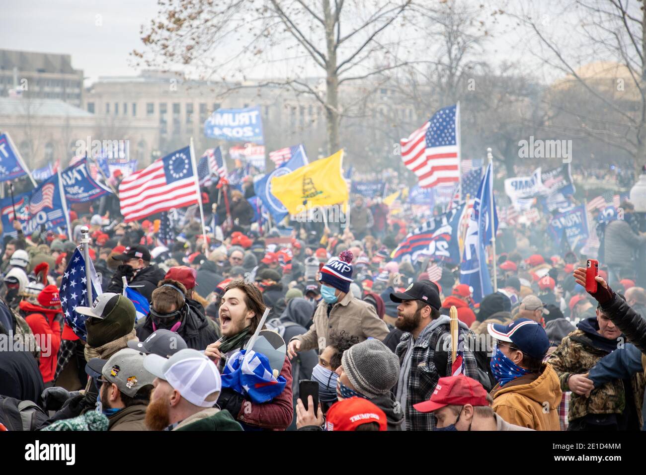 Washington, USA, 06. Januar 2021. Anhänger von Präsident Donald J. Trump brechen Capitol Hill während der Bescheinigung der Wahl des Wahlkollegs. Stockfoto