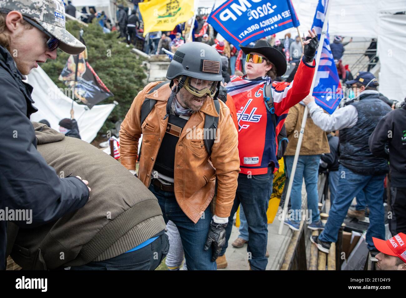 Washington, USA, 06. Januar 2021. Anhänger von Präsident Donald J. Trump brechen Capitol Hill während der Bescheinigung der Wahl des Wahlkollegs. Stockfoto