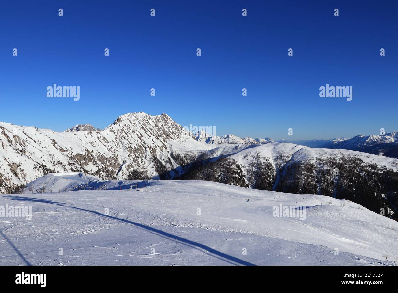 Herrliche Ausblicke auf die Tiroler Alpen im Westen Österreichs Der felsige Berg Eggenkofel vom Skigebiet Obertilliach in Das Lesachtal V Stockfoto