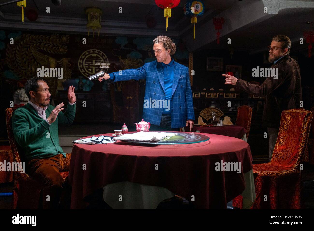 The Gentlemen ist ein britisch-amerikanischer Actionkomödie-Film aus dem Jahr 2019, geschrieben, gedreht und produziert von Guy Ritchie, aus einer Geschichte von Ivan Atkinson, Marn Davies und Ritchie. Die Stars des Films sind Matthew McConaughey, Charlie Hunnam, Henry Golding, Michelle Dockery, Jeremy Strong, Eddie Marsan, Colin Farrell und Hugh Grant. Dieses Foto ist nur für redaktionelle Zwecke bestimmt und unterliegt dem Urheberrecht des Filmunternehmens und/oder des Fotografen, der vom Film oder der Produktionsfirma beauftragt wurde, und darf nur von Publikationen im Zusammenhang mit der Bewerbung des oben genannten Films reproduziert werden. Eine obligatorische Gutschrift an die Filmfirma ist Stockfoto