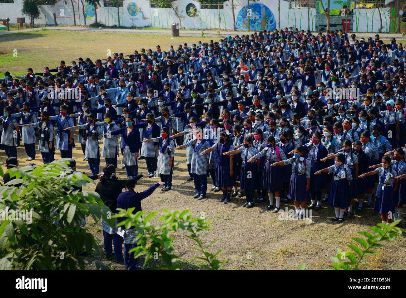 Maskierte Schüler haben den ersten Schultag besucht. Die Tripura-Regierung hat Schulen von der fünften bis zur neunten Klasse erlaubt, mit strikter Einhaltung der vom Ministerium für Gesundheit und Familienschutz erlassenen Normen im Hinblick auf die Coronavirus-Pandemie zu arbeiten. Agartala, Tripura, Indien. Stockfoto