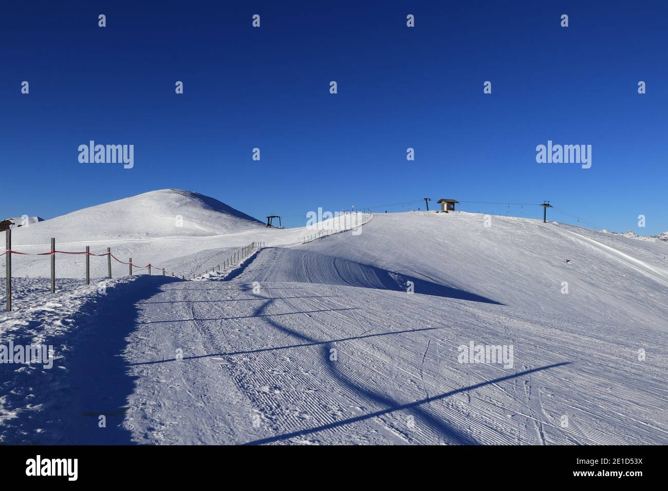 Skigebiet Obertilliach liegt im Lesachtal, dem südlichsten Teil von Osttirol, und bietet nicht nur schneesurere Pisten, sondern auch fabul Stockfoto