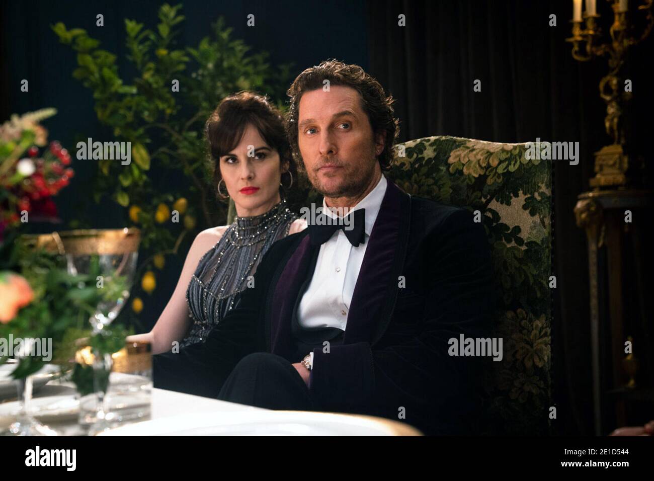 The Gentlemen ist ein britisch-amerikanischer Actionkomödie-Film aus dem Jahr 2019, geschrieben, gedreht und produziert von Guy Ritchie, aus einer Geschichte von Ivan Atkinson, Marn Davies und Ritchie. Die Stars des Films sind Matthew McConaughey, Charlie Hunnam, Henry Golding, Michelle Dockery, Jeremy Strong, Eddie Marsan, Colin Farrell und Hugh Grant. Dieses Foto ist nur für redaktionelle Zwecke bestimmt und unterliegt dem Urheberrecht des Filmunternehmens und/oder des Fotografen, der vom Film oder der Produktionsfirma beauftragt wurde, und darf nur von Publikationen im Zusammenhang mit der Bewerbung des oben genannten Films reproduziert werden. Eine obligatorische Gutschrift an die Filmfirma ist Stockfoto