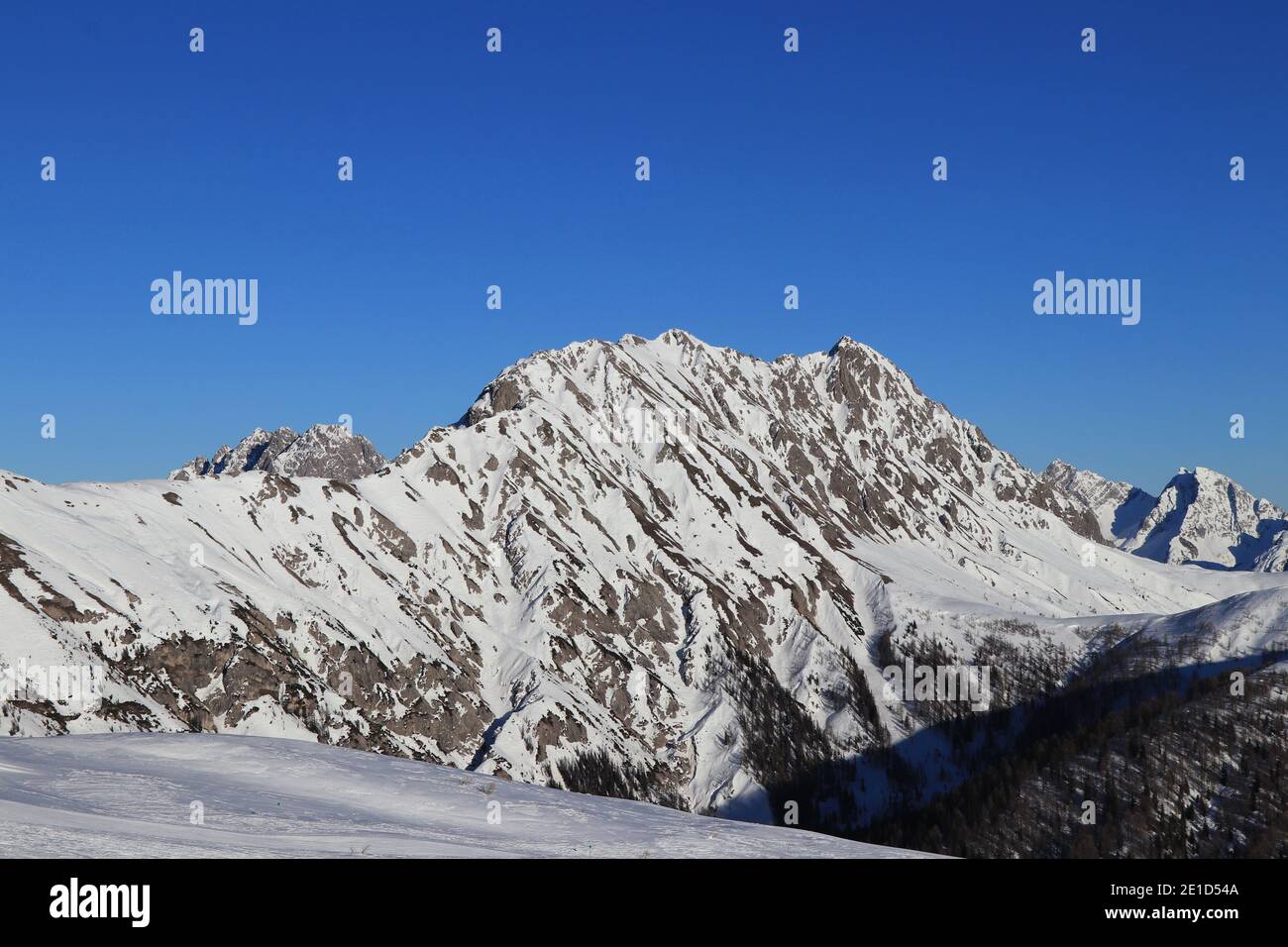 Herrliche Ausblicke auf die Tiroler Alpen im Westen Österreichs Der felsige Berg Eggenkofel vom Skigebiet Obertilliach in Das Lesachtal V Stockfoto