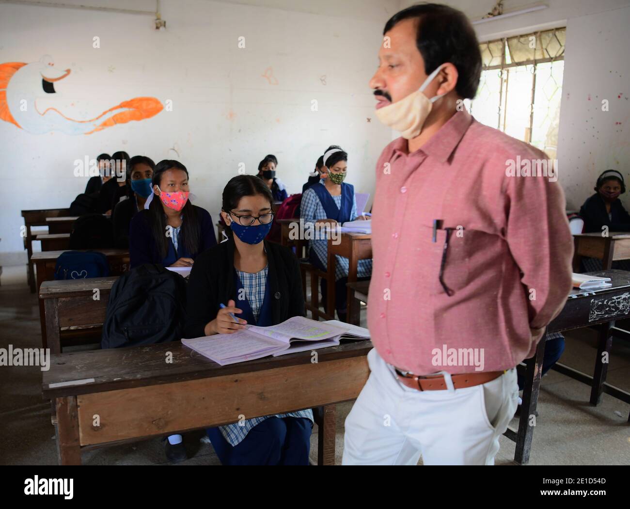 Maskierte Schüler haben den ersten Schultag besucht. Die Tripura-Regierung hat Schulen von der fünften bis zur neunten Klasse erlaubt, mit strikter Einhaltung der vom Ministerium für Gesundheit und Familienschutz erlassenen Normen im Hinblick auf die Coronavirus-Pandemie zu arbeiten. Agartala, Tripura, Indien. Stockfoto