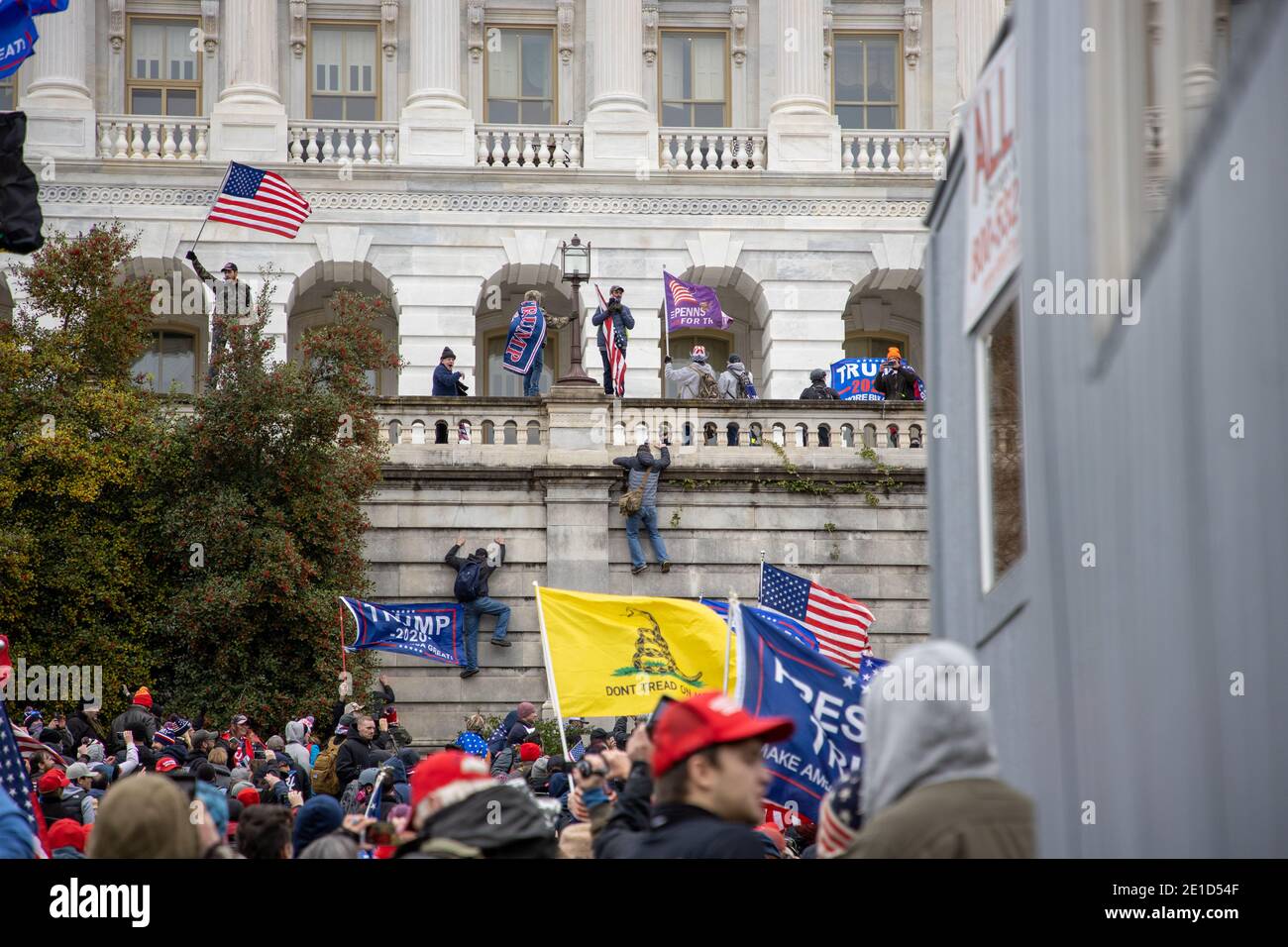 Washington, USA, 06. Januar 2021. Anhänger von Präsident Donald J. Trump brechen Capitol Hill während der Bescheinigung der Wahl des Wahlkollegs. Stockfoto