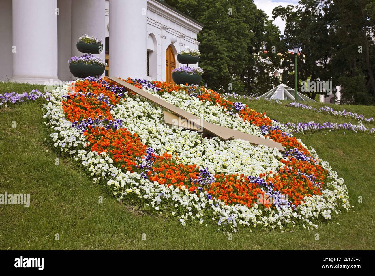 Blumenuhr in der Nähe des alten Stadthauses in Minsk. Weißrussland Stockfoto