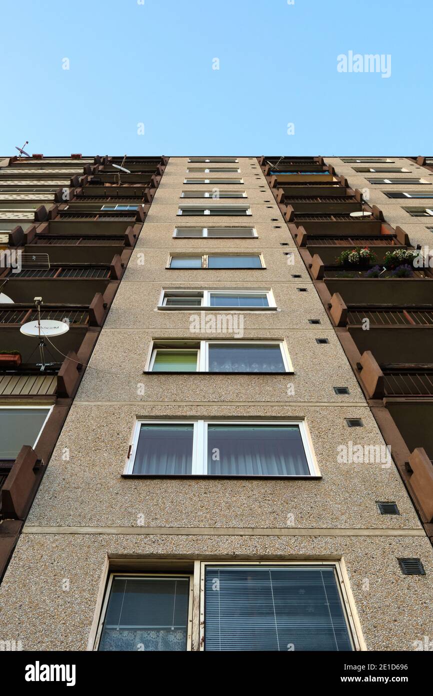 Ansicht von unten auf ein mehrstöckiges Paneelgebäude. Erschwingliches Hypothekenkonzept Stockfoto