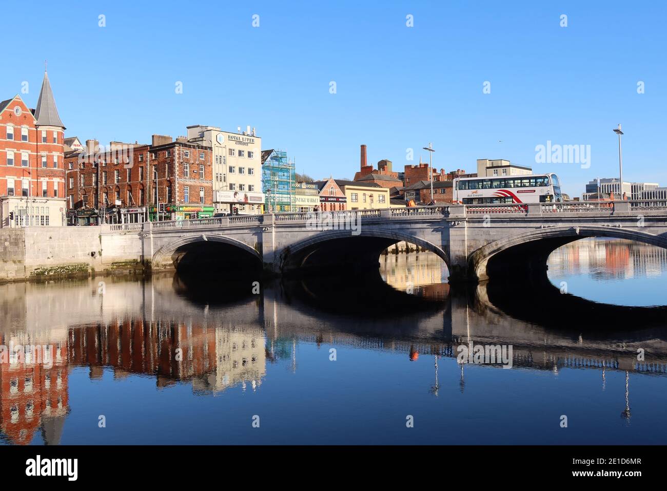 St. Patrick Brücke mit Bus auf dem Fluss Lee, Cork City, County Cork, Münster, Irland, Stockfoto