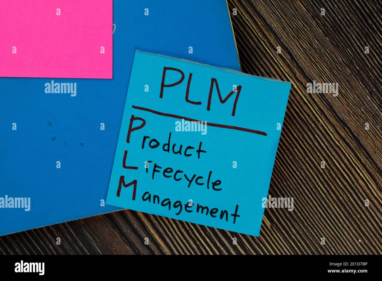 PLM - Product Lifecycle Management Schreiben Sie auf Haftnotizen isoliert auf Holztisch. Stockfoto