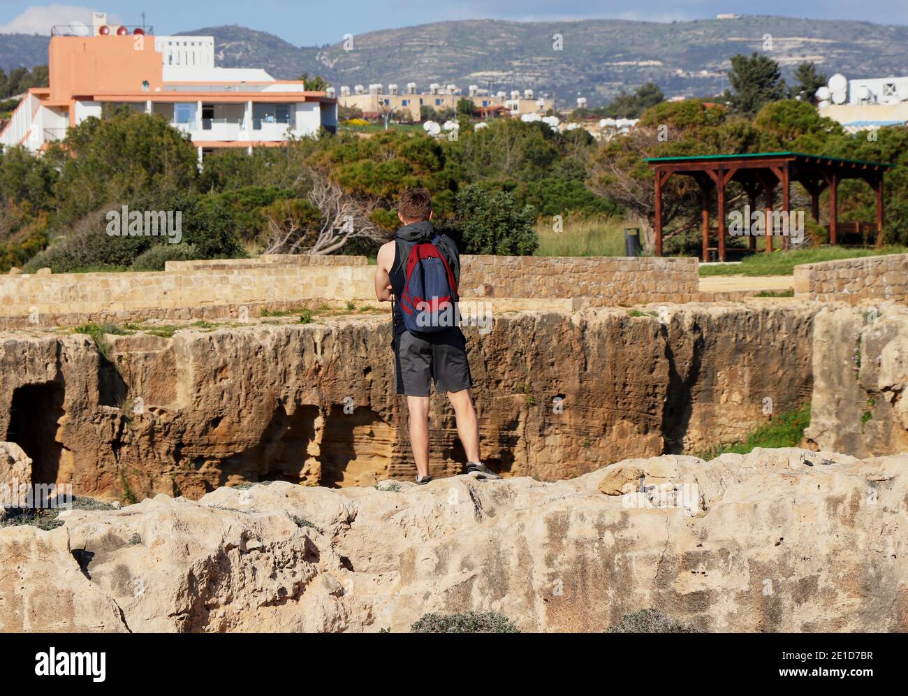 Alte Ruinen Gräber der Könige in Paphos, Zypern. Junge Touristen blicken hinunter in eines der vielen Gräber in diesem historischen Park und ëxcavation. Teenager Stockfoto