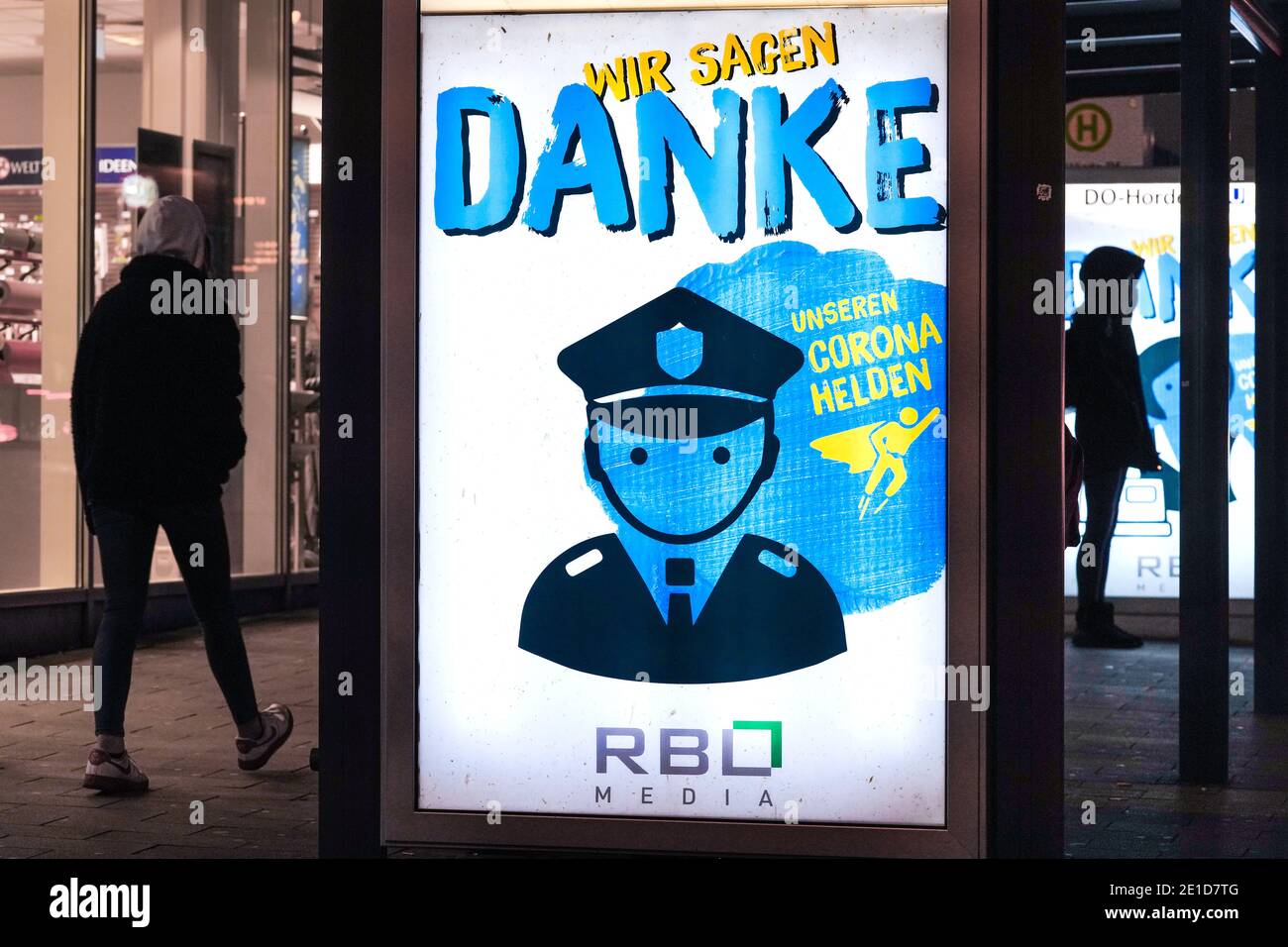 DORTMUND, 6.1.2021: DANKE DEN CORONA-HELDEN. Mit einem Plakat an einer Bushalstelle in Dortmund dankt die Werbeagentur RBL-Media den Mitarbeitern/innen systemrelevanter Berufe während der Corona-Pandemie. Stockfoto