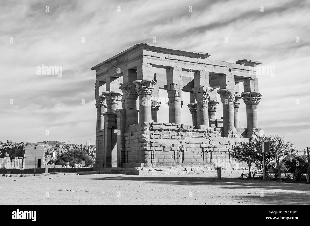 Dies ist der Kiosk von Trajan bei Philae der Tempel von Isis, der von König Ptolemäus II in 350BC in Assuan, der nubischen Stadt auf dem Nil errichtet wurde. Der Tempel wurde 1960 von der UNESCO vor einem wässrigen Grab gerettet, als der Tempel Stück für Stück auf höheren Boden verlegt wurde, weil der Wasserschaden durch den steigenden Wasserstand des Assuan-Staudamms, das nach dem ersten ägyptischen Präsidenten heute als Nasser-See bekannt ist, zunaechst zunaechst zunaechst wurde. Stockfoto