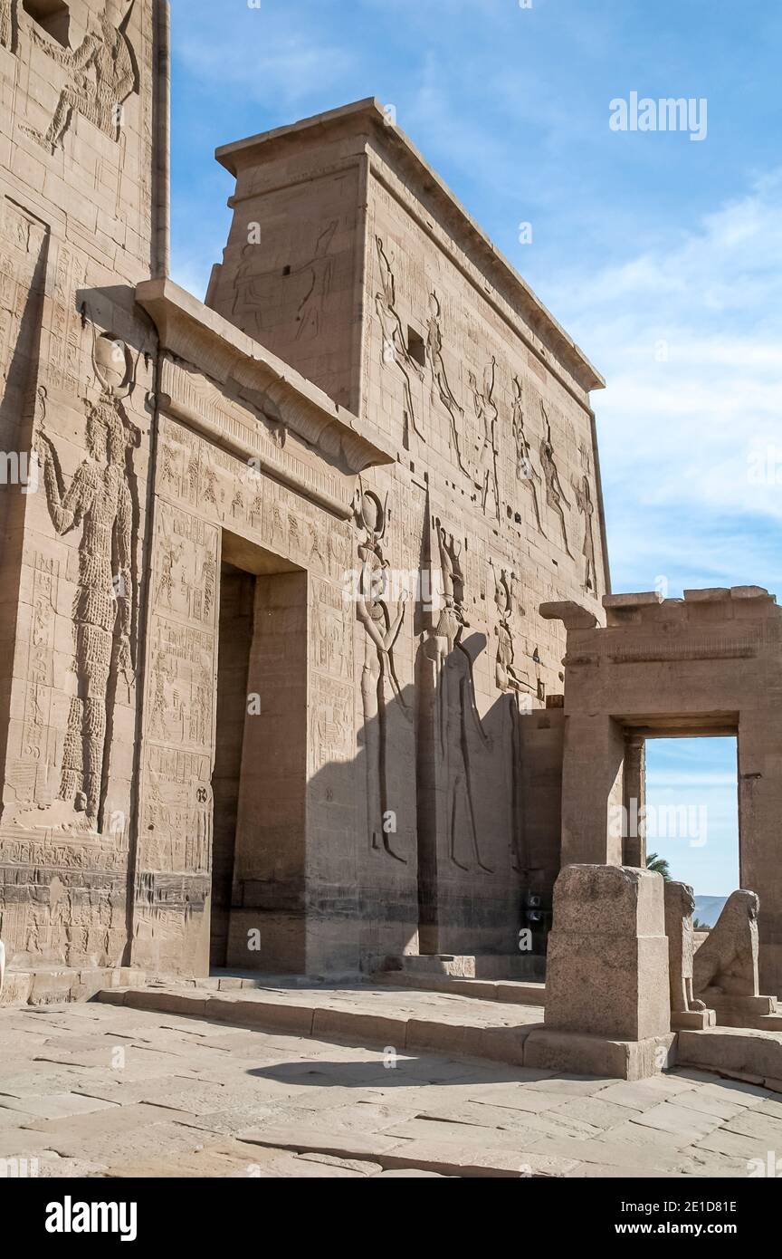 Dies ist Philae der Tempel der Isis, der von König Ptolemäus II in 350BC in Assuan, der nubischen Stadt am Nil gebaut wurde. Der Tempel wurde 1960 von der UNESCO vor einem wässrigen Grab gerettet, als der Tempel Stück für Stück auf höheren Boden verlegt wurde, weil der Wasserschaden durch den steigenden Wasserstand des Assuan-Staudamms, das nach dem ersten ägyptischen Präsidenten heute als Nasser-See bekannt ist, zunaechst zunaechst zunaechst wurde. Stockfoto