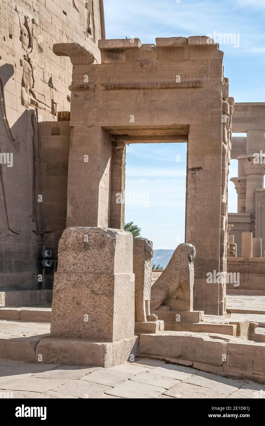 Dies ist Philae der Tempel der Isis, der von König Ptolemäus II in 350BC in Assuan, der nubischen Stadt am Nil gebaut wurde. Der Tempel wurde 1960 von der UNESCO vor einem wässrigen Grab gerettet, als der Tempel Stück für Stück auf höheren Boden verlegt wurde, weil der Wasserschaden durch den steigenden Wasserstand des Assuan-Staudamms, das nach dem ersten ägyptischen Präsidenten heute als Nasser-See bekannt ist, zunaechst zunaechst zunaechst wurde. Stockfoto