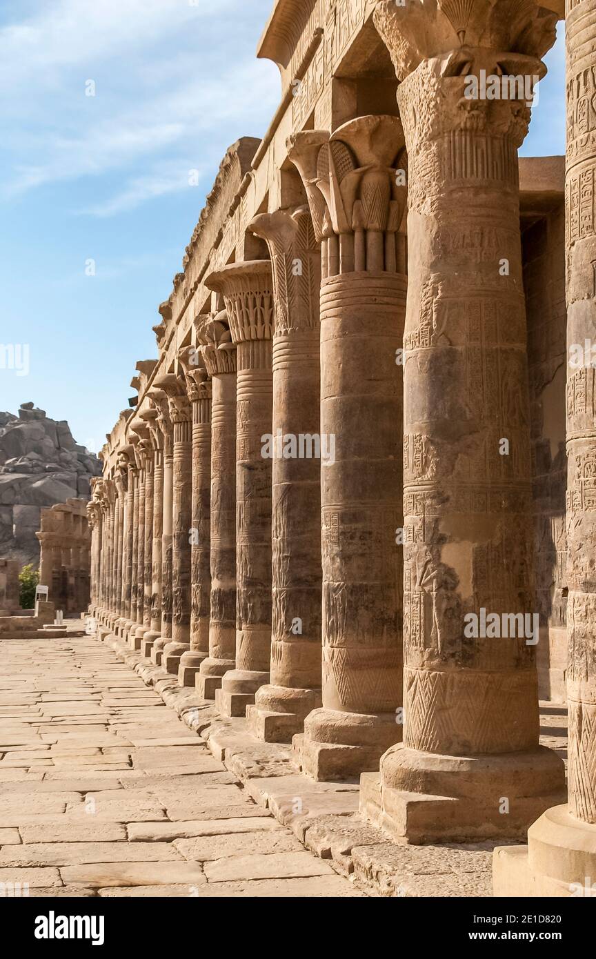 Dies ist Philae der Tempel der Isis, der von König Ptolemäus II in 350BC in Assuan, der nubischen Stadt am Nil gebaut wurde. Der Tempel wurde 1960 von der UNESCO vor einem wässrigen Grab gerettet, als der Tempel Stück für Stück auf höheren Boden verlegt wurde, weil der Wasserschaden durch den steigenden Wasserstand des Assuan-Staudamms, das nach dem ersten ägyptischen Präsidenten heute als Nasser-See bekannt ist, zunaechst zunaechst zunaechst wurde. Stockfoto