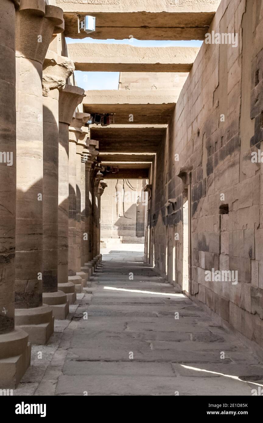 Dies ist Philae der Tempel der Isis, der von König Ptolemäus II in 350BC in Assuan, der nubischen Stadt am Nil gebaut wurde. Der Tempel wurde 1960 von der UNESCO vor einem wässrigen Grab gerettet, als der Tempel Stück für Stück auf höheren Boden verlegt wurde, weil der Wasserschaden durch den steigenden Wasserstand des Assuan-Staudamms, das nach dem ersten ägyptischen Präsidenten heute als Nasser-See bekannt ist, zunaechst zunaechst zunaechst wurde. Stockfoto