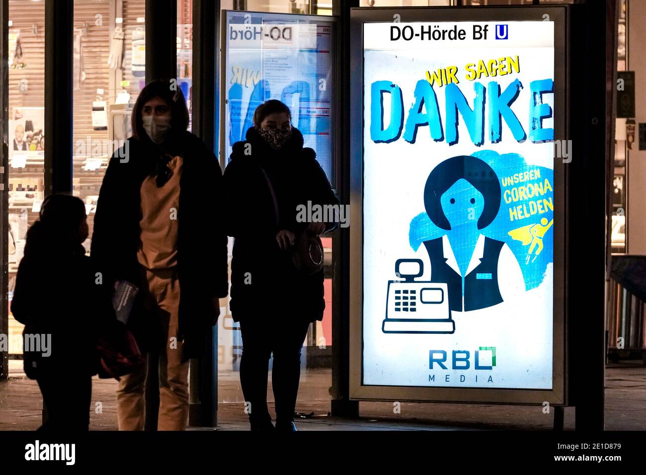 DORTMUND, 6.1.2021: DANKE DEN CORONA-HELDEN. Mit einem Plakat an einer Bushalstelle in Dortmund dankt die Werbeagentur RBL-Media den Mitarbeitern/innen systemrelevanter Berufe während der Corona-Pandemie. Stockfoto