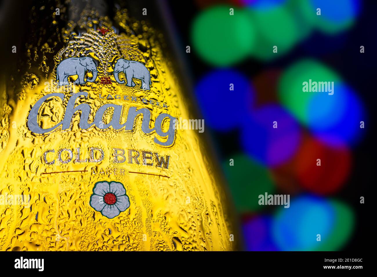 BANGKOK, THAILAND, MAI 15 2020, die taufige Flasche Chang Markenbier, Nahaufnahme, die farbigen Lichter auf einem Hintergrund. Stockfoto