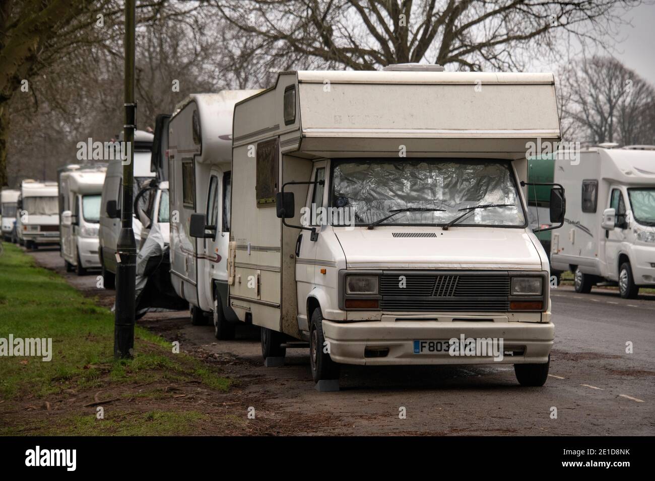 Van-Bewohner-Gemeinschaft, die in Wohnmobilen, Lieferwagen und Pferdekisten lebt, auf öffentlichen Straßen auf Durdham Downs, Westbury-on-Trym, Bristol, Großbritannien geparkt. Stockfoto