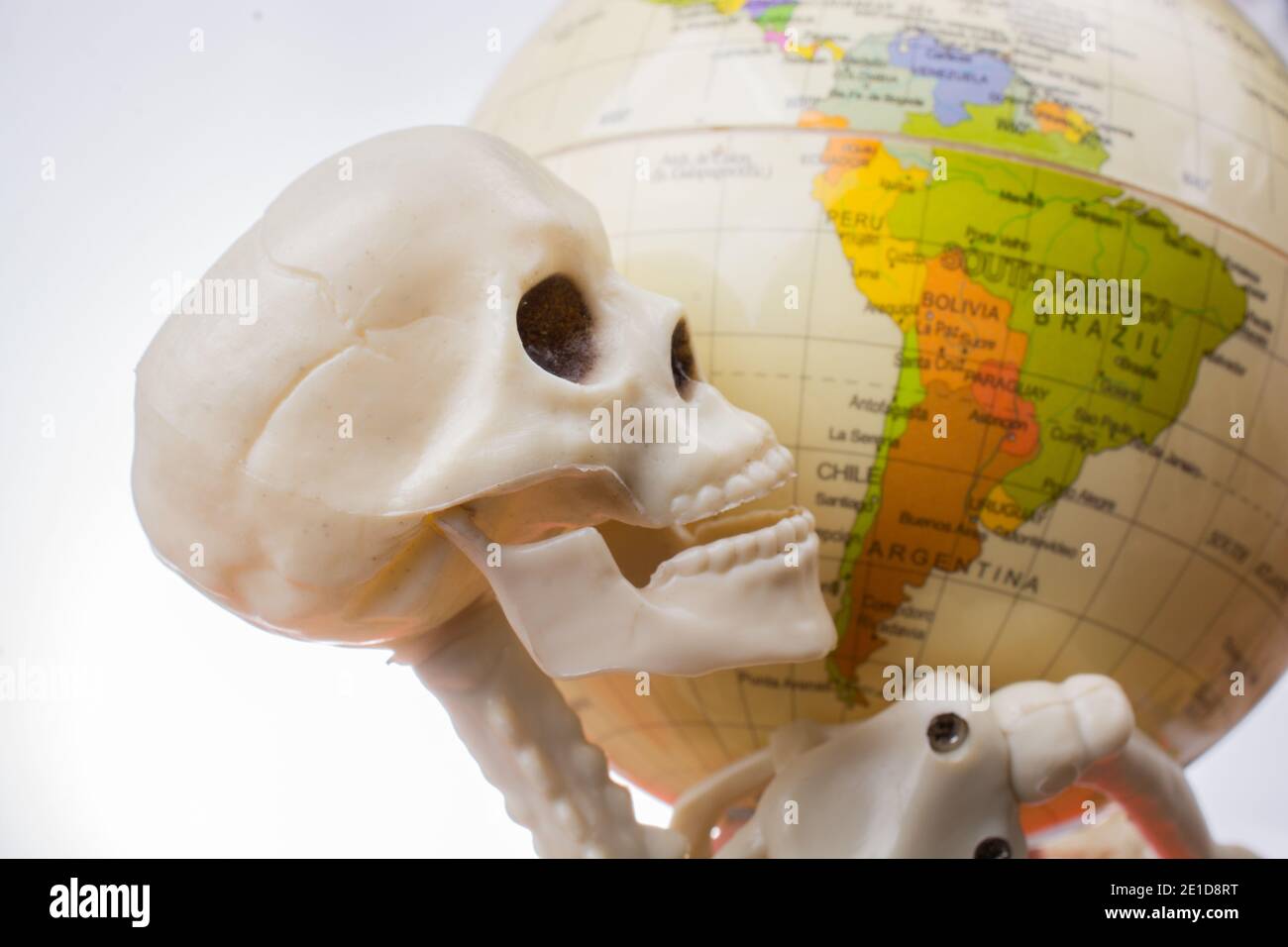 die Erde in eine Skeletthand Stockfoto