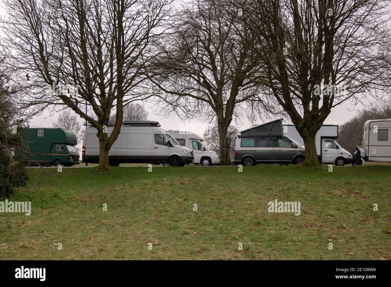 Van-Bewohner-Gemeinschaft, die in Wohnmobilen, Lieferwagen und Pferdekisten lebt, auf öffentlichen Straßen auf Durdham Downs, Westbury-on-Trym, Bristol, Großbritannien geparkt. Stockfoto