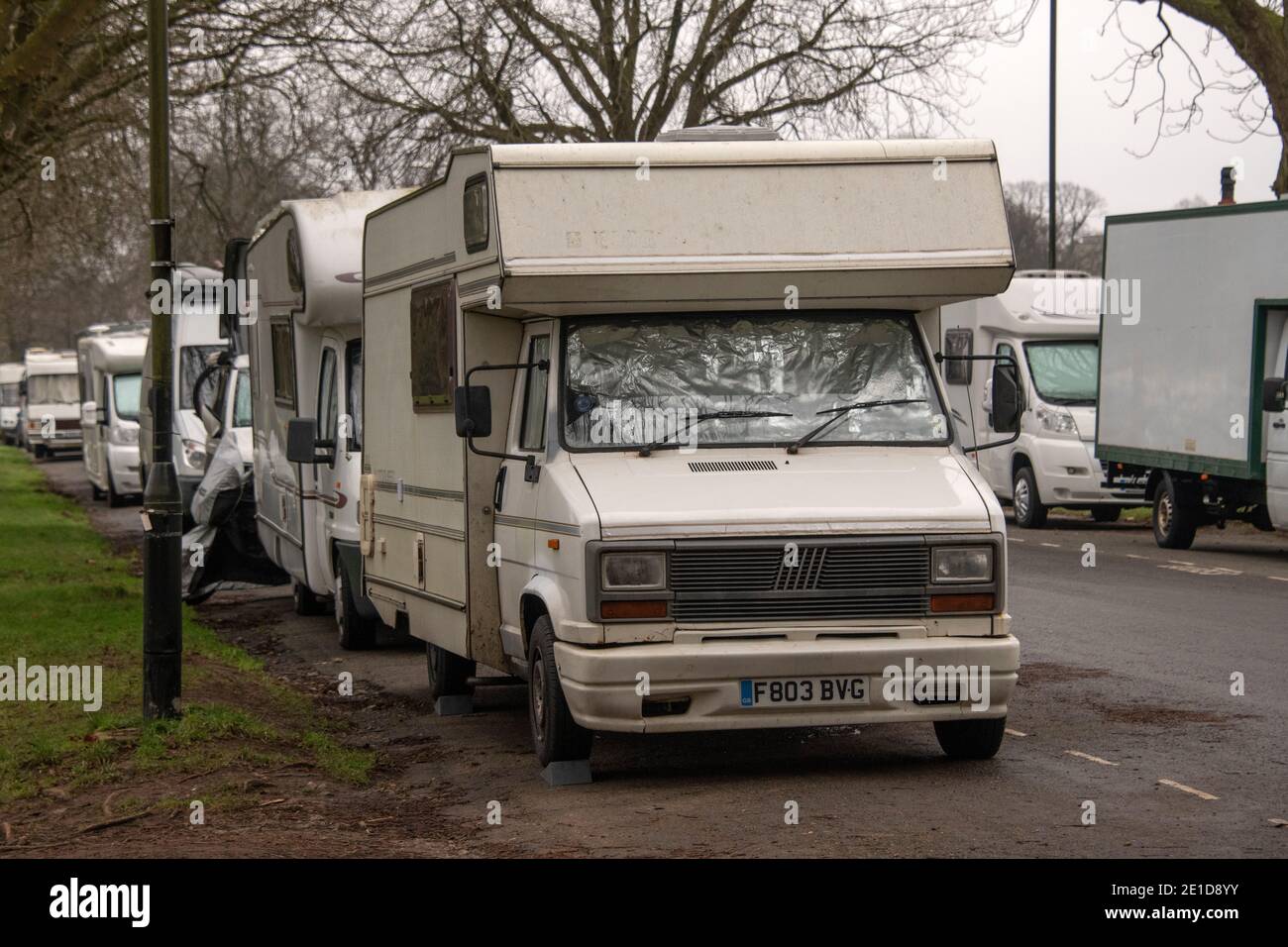 Van-Bewohner-Gemeinschaft, die in Wohnmobilen, Lieferwagen und Pferdekisten lebt, auf öffentlichen Straßen auf Durdham Downs, Westbury-on-Trym, Bristol, Großbritannien geparkt. Stockfoto