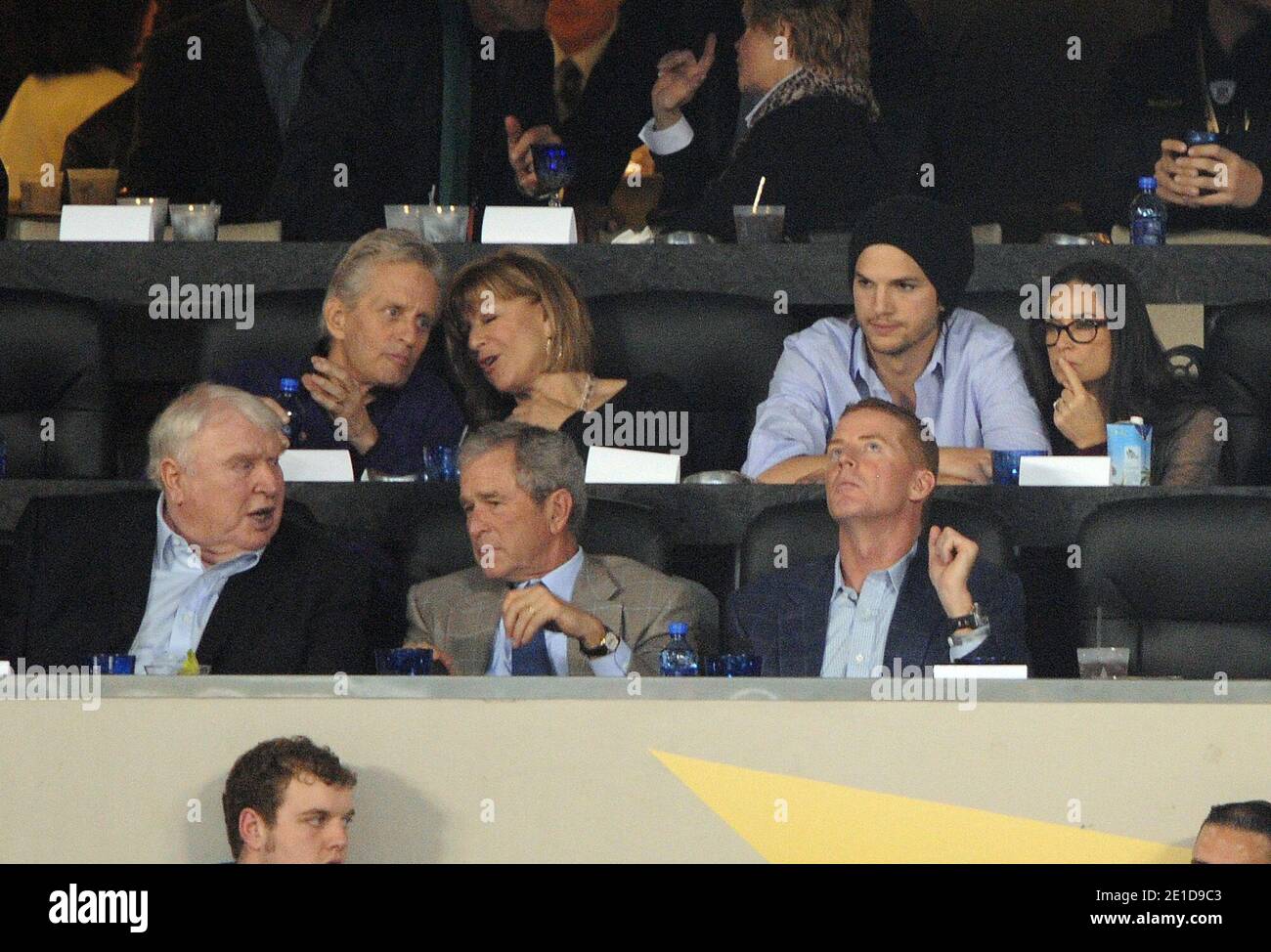Catherine Zeta Jones, Michael Douglas, Ashton Kutcher, Demi Moore, der ehemalige US-Präsident Georges W Bush und seine Frau Laura, Condoleezza Rice, Harrison Ford, Calista Flockhart und Sohn nehmen am 6. Februar 2011 am Super Bowl XLV in Dallas, TX, USA Teil. Fotos von ABACAPRESS.COM Stockfoto