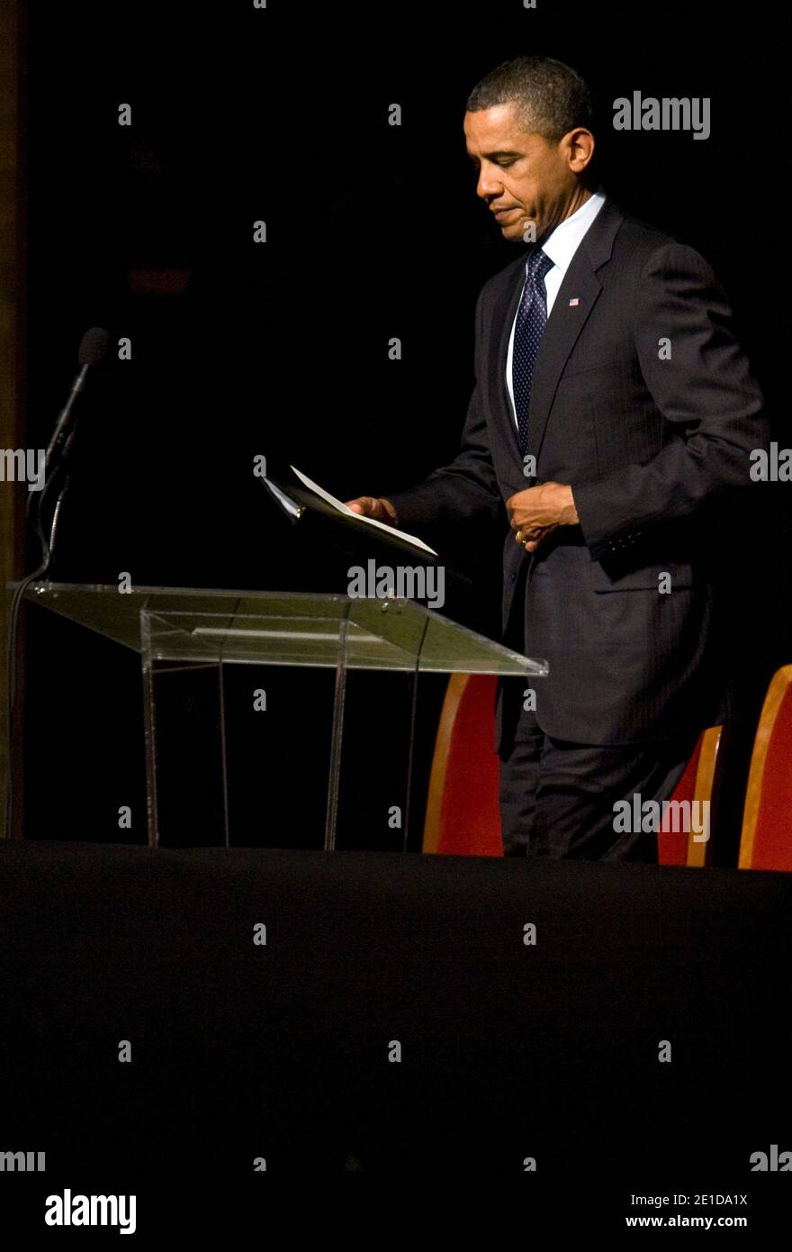 Präsident Barack Obama spricht bei der Gedenkfeier für Botschafter Richard Holbrooke, die am 14. Januar 2011 im Kennedy Center in Washington, D.C., USA, stattfand. Holbrooke starb im Dezember nach einer Operation, um eine Träne in seiner Aorta zu reparieren. Foto von Kristoffer Tripplaar/Pool/ABACAPRESS.COM Stockfoto