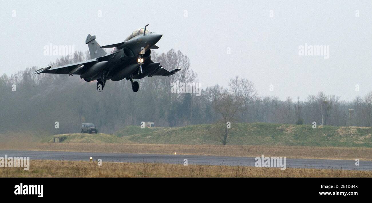 Ein französisches Kampfflugzeug Rafale hebt vom Militärstützpunkt Saint-Dizier, Frankreich, ab, 19. März 2011. Die Jets fahren nach Libyen, um eine Flugverbotszone durchzusetzen und Zivilisten zu schützen und Rebellen zu bestattern. Foto von Ministere de la Defense via ABACAPRESS.COM Stockfoto