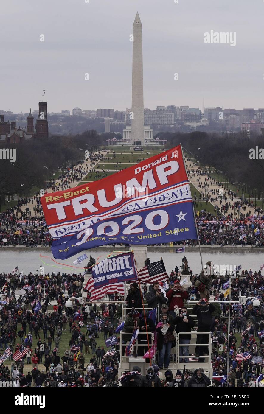 Washington, Usa. Januar 2021. Pro-Trump-Randalierer durchbrechen den Sicherheitsbereich und durchdringen das US-Kapitol, um gegen die Stimmenzahl des Wahlkollegs zu protestieren, die den designierten Präsidenten Joe Biden am Mittwoch, den 6. Januar 2021, in Washington, DC als Sieger bescheinigen würde. Nach Bundesrecht ist der 6. Januar das Datum, an dem Wahlkollegium-Stimmen, die den nächsten Präsidenten bestimmen, in einer gemeinsamen Sitzung des Kongresses gezählt werden. Foto von Ken Cedeno/UPI Kredit: UPI/Alamy Live Nachrichten Stockfoto