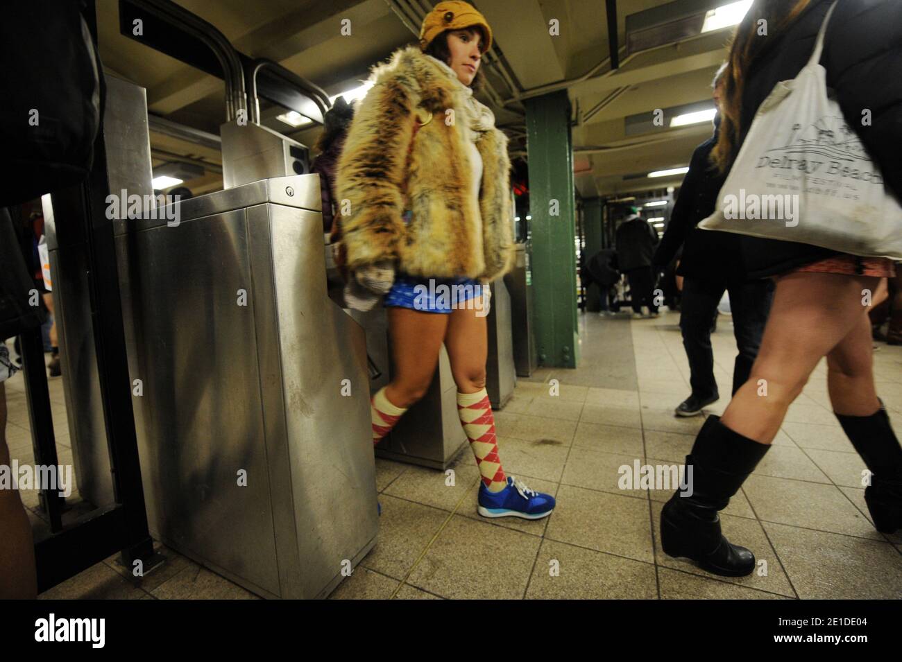 Am 9. Januar 2011 nehmen Mitglieder der öffentlichen Fahrt mit der New York Subway an der "No Pants Subway Ride" Teil. Foto von Mehdi Taamallah/ABACAUSA.COM Stockfoto